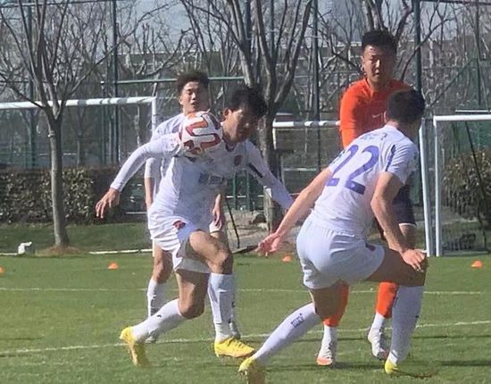 皇马1-0领先　第38分钟，皇马开出右侧角球，罗德里戈乱战中推射入网，但边裁举旗示意越位在先进球无效，VAR介入后确认进球有效！